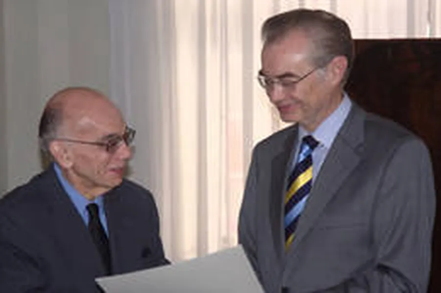 Andreas Eckhardt überreicht José Antonio Abreu die Urkunde zur Ehrenmitgliedschaft.