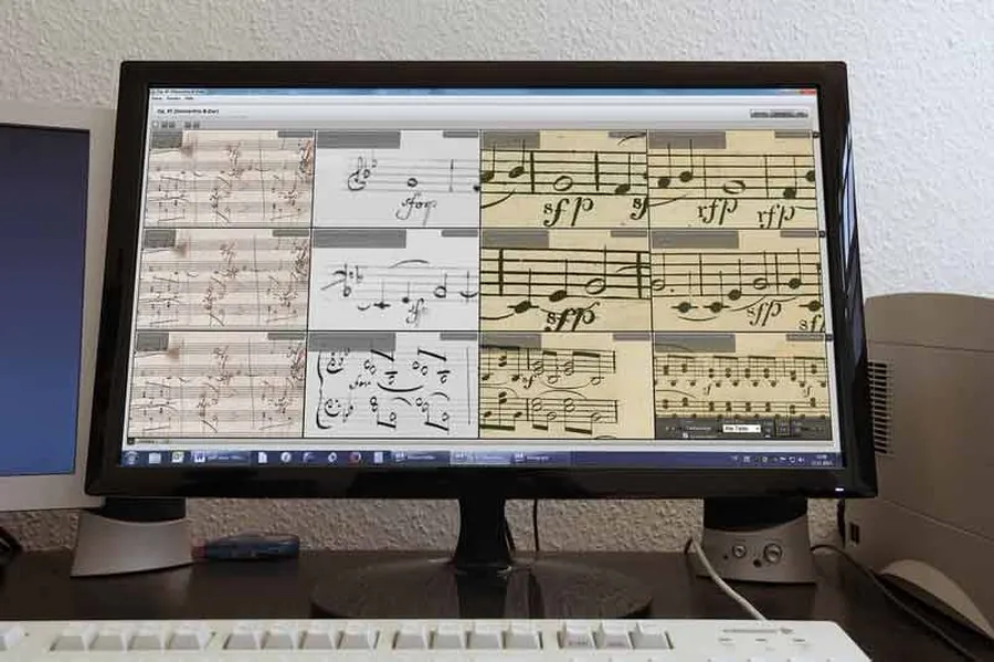 In der Edition werden auch digitale Werkzeuge eingesetzt: Auf einem Computerbildschirm erscheinen Ausschnitte aus verschiedenen handschriftlichen und gedruckten Noten.